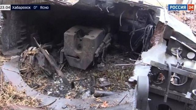 Nhưng rất có thể trong trường hợp này, có vẻ như UAV Lancet của Nga, đã vô tình đánh trúng vị trí chứa đạn đạn trong khoang chiến đấu. Điều thú vị là một số bộ phận của tháp pháo dường như vẫn còn nguyên vẹn sau vụ nổ. Pháo chính 120mm L30A1 có rãnh xoắn vẫn còn nguyên vẹn trên mặt đất, cùng với một số lớp giáp bảo vệ của tháp pháo. 