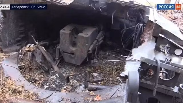 Nhưng rất có thể trong trường hợp này, có vẻ như UAV Lancet của Nga, đã vô tình đánh trúng vị trí chứa đạn đạn trong khoang chiến đấu. Điều thú vị là một số bộ phận của tháp pháo dường như vẫn còn nguyên vẹn sau vụ nổ. Pháo chính 120mm L30A1 có rãnh xoắn vẫn còn nguyên vẹn trên mặt đất, cùng với một số lớp giáp bảo vệ của tháp pháo. 