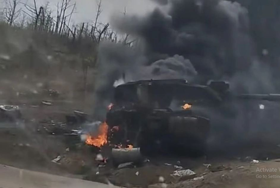 Một video lan truyền trên mạng xã hội cho thấy sự tàn phá đối với chiếc Challenger 2 này, có khả năng là do loại UAV tự sát Lancet, trong khi xe tăng được triển khai trên lãnh thổ Nga. Như vậy chiếc xe tăng từng được ví là “bất bại” trong cuộc xâm lược Iraq năm 2023, đã liên tiếp bị phá hủy khi tham chiến.