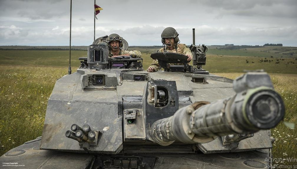 TOGS II bao gồm camera ảnh nhiệt để ngắm mục tiêu và quan sát, cũng như máy đo khoảng cách laser của công ty Marconi (nay thuộc BAE Systems), giúp tính toán khoảng cách đến mục tiêu một cách chính xác. Hệ thống kiểm soát hỏa lực tự động, điều chỉnh theo các biến số như gió, nhiệt độ và chuyển động của xe, đảm bảo ngắm bắn chính xác. 