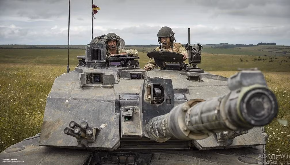 TOGS II bao gồm camera ảnh nhiệt để ngắm mục tiêu và quan sát, cũng như máy đo khoảng cách laser của công ty Marconi (nay thuộc BAE Systems), giúp tính toán khoảng cách đến mục tiêu một cách chính xác. Hệ thống kiểm soát hỏa lực tự động, điều chỉnh theo các biến số như gió, nhiệt độ và chuyển động của xe, đảm bảo ngắm bắn chính xác. 