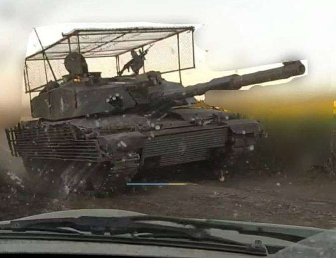 Khoang chứa đạn chính của Challenger 2 nằm ở phía sau tháp pháo và tách biệt với kíp lái bằng hệ thống bảo vệ, chỉ một lượng đạn nhỏ được để trong khoang chiến đấu. Những viên đạn này được chứa trong các vị trí riêng biệt, được trang bị hệ thống chữa cháy. Thiết kế này giúp để đạn pháo xung quanh xe tăng, giảm thiểu nguy cơ xảy ra vụ nổ thảm khốc nếu xe tăng bị trúng đạn.