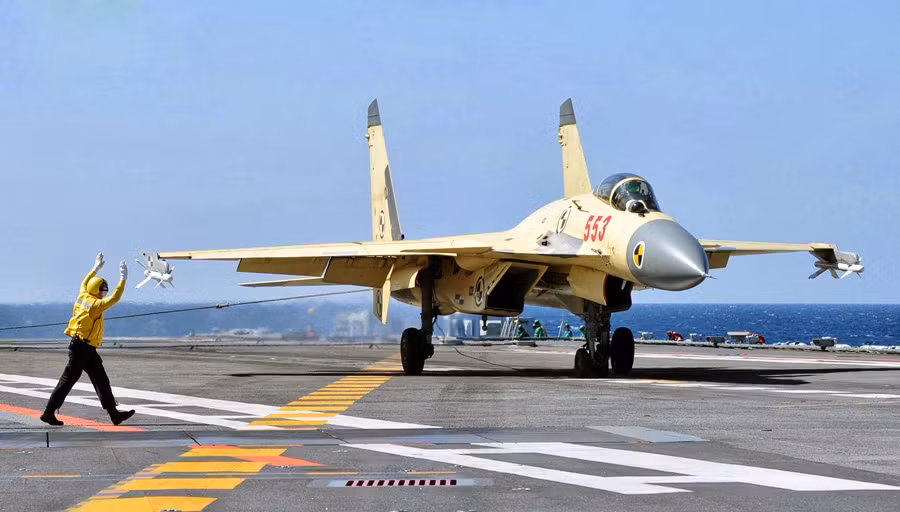 Cả hai loại tiêm kích hạm của Mỹ và Trung Quốc đều được trang bị hệ thống điện tử hàng không tiên tiến, bao gồm radar mảng pha chủ động, hệ thống tìm kiếm và theo dõi hồng ngoại, và máy thu cảnh báo radar.