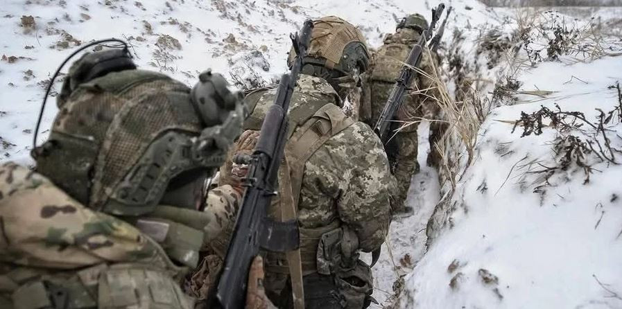 “Tại khu vực Stupochki, hai nhóm trinh sát của địch, mỗi nhóm gồm ba người, sử dụng áo choàng chống UAV, mặc quân phục và có dấu hiệu nhận dạng quân Nga, đã cố gắng lẻn vào theo hướng kênh đào Seversky Donetsk-Donbass. Sau khi bị phát hiện, chúng tôi xác định họ là quân Ukraine vì các dấu hiệu nhận dạng không khớp và bộ binh của chúng tôi”, kênh Telegram Temny cho biết.