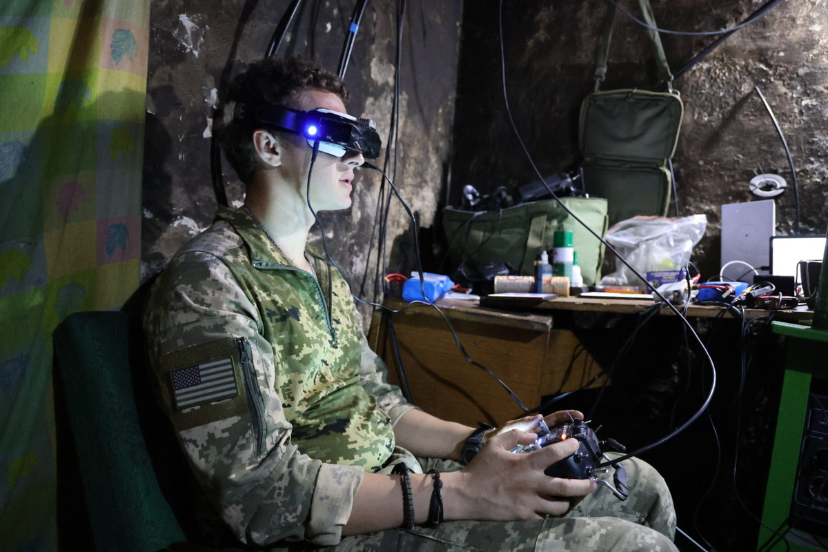 Do các UAV của Ukraine đều là loại 4 trục, tầm hoạt động ngắn, nên lính điều khiển UAV phải ở rất gần chiến tuyến và họ dễ bị hỏa lực pháo binh của Nga tấn công. Đặc biệt là khi lực lượng tác chiến điện tử của Nga hoạt động mạnh, có thể phát hiện nhanh những vị trí điều khiển UAV, để pháo binh tiêu diệt. (nguồn ảnh Topwar, Kyiv Post, TASS, Rybar). 