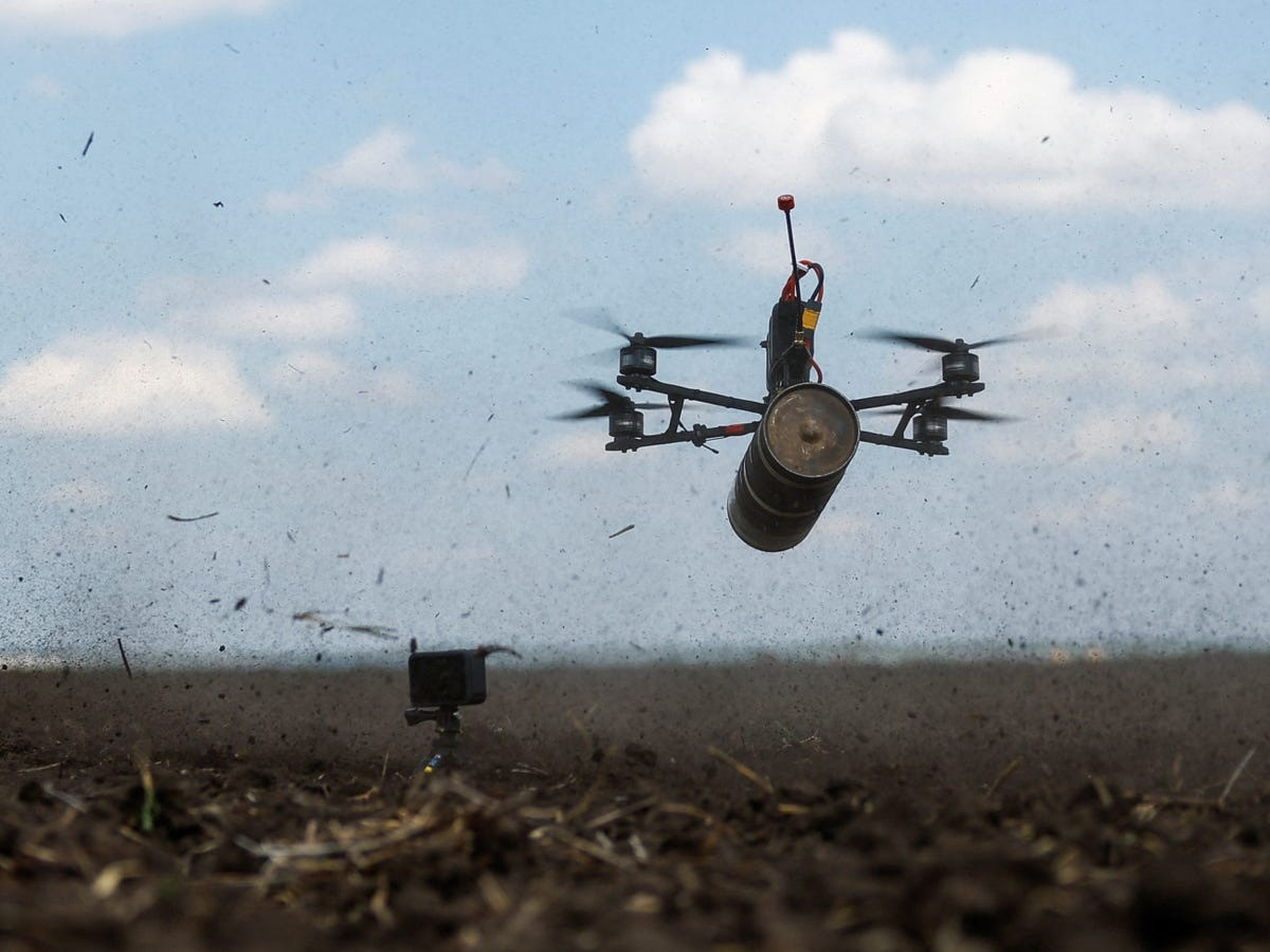 UAV FPV phát huy vai trò chống lại xe tăng, xe bọc thép, nhưng hiệu quả thực sự của chúng dao động trong khoảng 20-40%. Ngay cả các chỉ huy Ukraine cũng thừa nhận điều này. Lý do là sự bất ổn của thiết bị điện tử, dễ bị tổn thương trước tác chiến điện tử, cũng như các vấn đề về độ chính xác và đầu đạn thường không lớn.