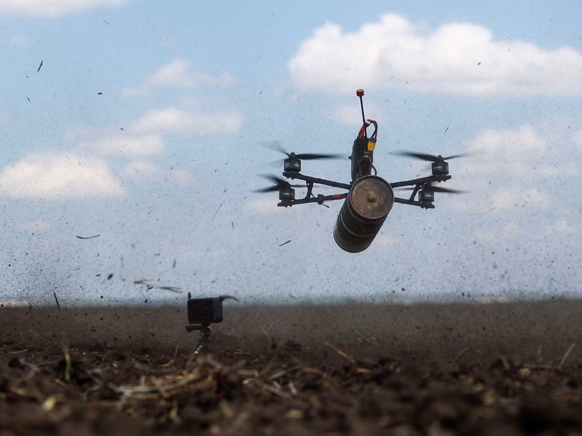 UAV FPV phát huy vai trò chống lại xe tăng, xe bọc thép, nhưng hiệu quả thực sự của chúng dao động trong khoảng 20-40%. Ngay cả các chỉ huy Ukraine cũng thừa nhận điều này. Lý do là sự bất ổn của thiết bị điện tử, dễ bị tổn thương trước tác chiến điện tử, cũng như các vấn đề về độ chính xác và đầu đạn thường không lớn.