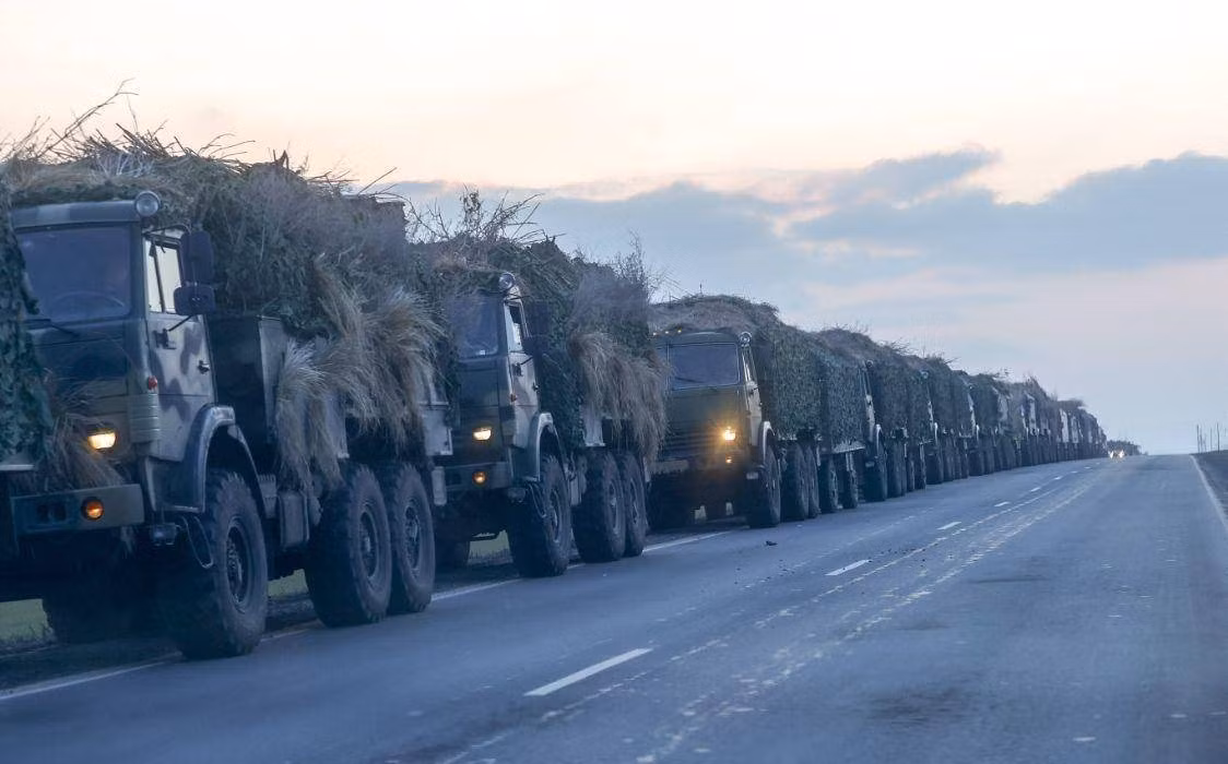 Quân đội Ukraine không muốn đánh một trận chiến quyết định với quân đội Nga tại một chiến trường như Donbass; nhưng quân đội Ukraine lại muốn giữ Donbass. Khi đó, chỉ còn một cách là điều lực lượng của quân Nga rời khỏi vùng Donbass, đồng thời giảm bớt mật độ quân số và hỏa lực của Nga tại đây.