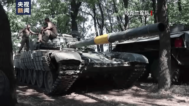 Tuy nhiên, ngay sau khi lực lượng chủ lực của quân đội Nga được điều động từ hướng Izyum, di chuyển hàng mấy trăm km vào Kherson. Đến nay đã hơn nửa tháng, nhưng quân đội Ukraine vẫn không hề động đậy, thậm chí không có một chiếc xe tăng nào phản công.