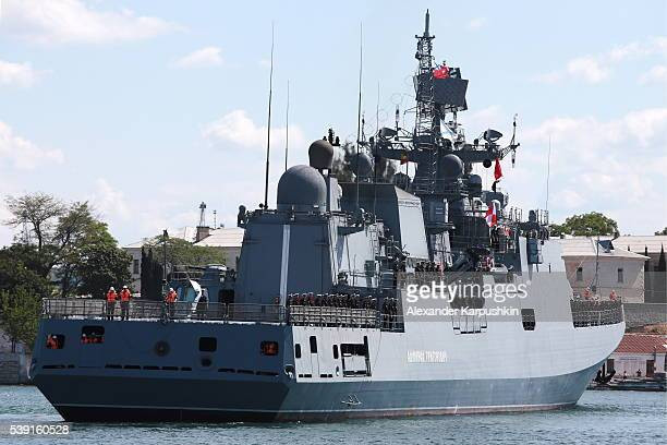 Giới phân tích cho rằng, sáu khinh hạm Đề án 11356R được chế tạo, để tạo thành một quả đấm tấn công ở Biển Đen. Và những con tàu “cứng cựa” hơn, thuộc Đề án 22350, sẽ phục vụ trong các hạm đội Thái Bình Dương và Biển Bắc. 