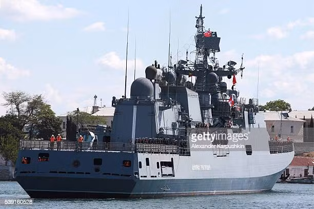 Giới phân tích cho rằng, sáu khinh hạm Đề án 11356R được chế tạo, để tạo thành một quả đấm tấn công ở Biển Đen. Và những con tàu “cứng cựa” hơn, thuộc Đề án 22350, sẽ phục vụ trong các hạm đội Thái Bình Dương và Biển Bắc. 