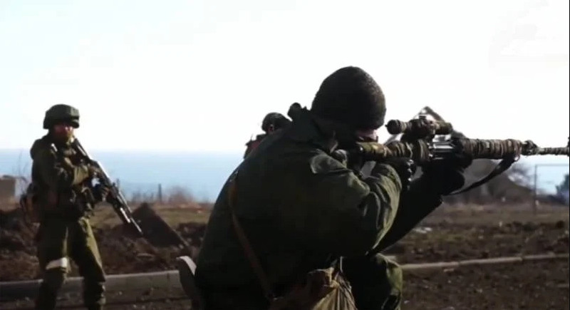 Trước đó có thông tin cho rằng, lá cờ của DPR cũng đã được cắm tại tòa nhà chính quyền của Quận Livoberezhny của Mariupol. Trang tin topwar.com của Nga cho biết, quân Nga và dân quân DPR đã tiến hành bao vây, tấn công chia cắt lực lượng Ukraine cố thủ Mariupol và đã khá thành công.