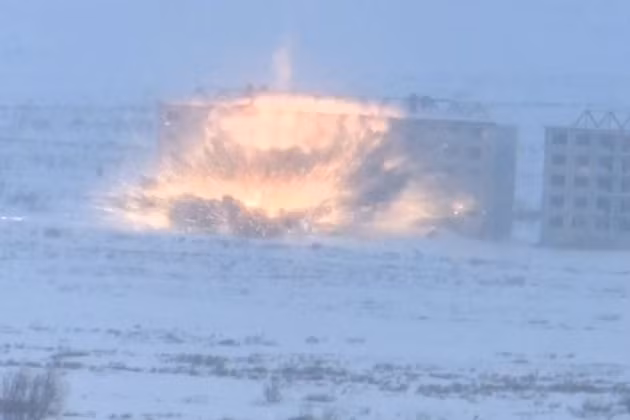 Theo Tướng Konashenkov, với sự trợ giúp của tên lửa Dagger, một kho tên lửa và đạn dược nằm gần làng Delyatyn ở vùng Ivano-Frankivsk, thuộc khu vực miền tây Ukraine đã bị phá hủy.