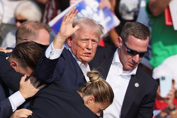 Vào ngày 13/7/2024, một nỗ lực nhằm tước đoạt đi mạng sống của ứng cử viên Tổng thống Mỹ Donald Trump đã được thực hiện bởi một người đàn ông da trắng. Ông Trump đã thoát chết do quá trình huấn luyện thiện xạ kém của tên khủng bố, hoặc do quá may mắn.