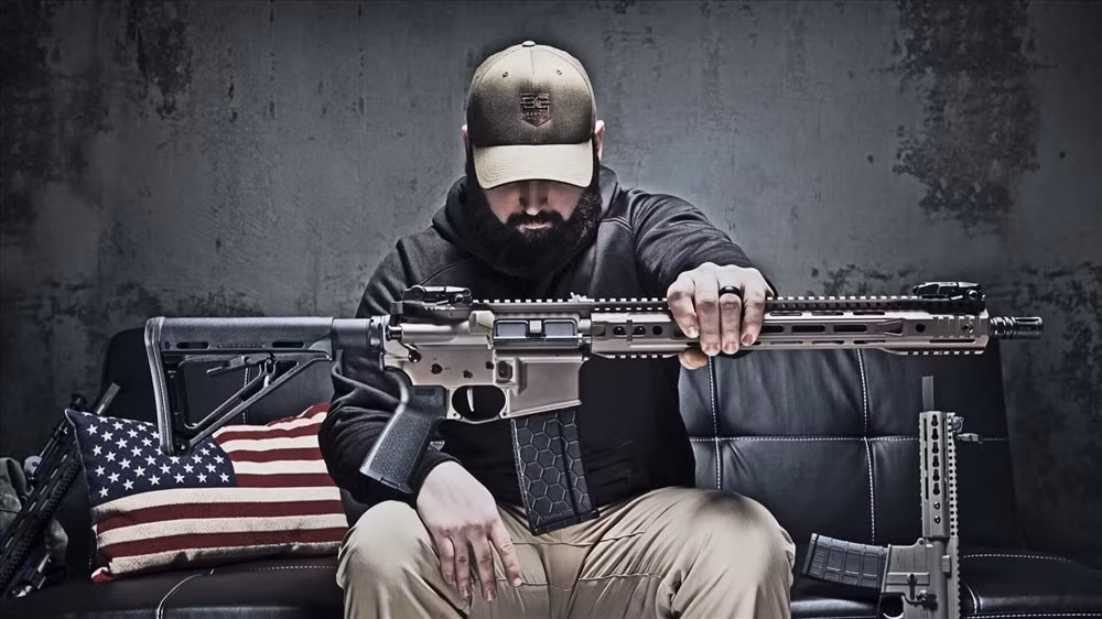 Súng AR-15 sử dụng đạn tương đối nhỏ 0,223 Remington hoặc 5,56 mm NATO. Tính linh hoạt và dễ sử dụng của súng AR-15, biến nó trở thành loại súng được yêu thích trong số nhiều game bắn súng thể thao, thợ săn và nhân viên thực thi pháp luật.