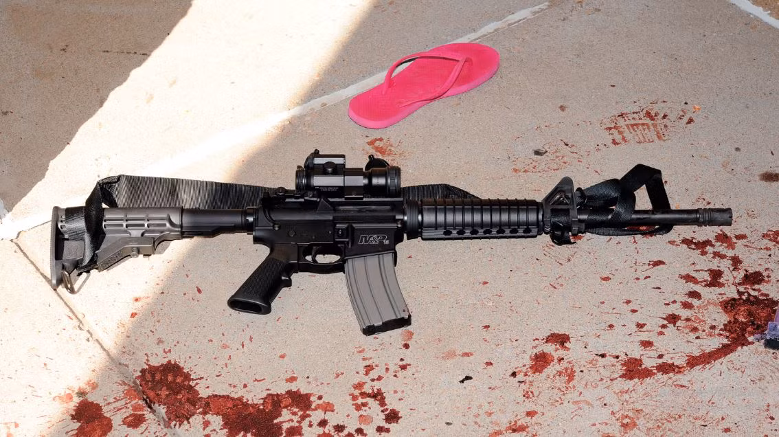 Tầm bắn hiệu quả của súng AR-15 từ 400 đến 600 m, tùy thuộc vào cấu hình cụ thể của súng và loại đạn được sử dụng. Nó được biết đến với độ chính xác, độ giật được kiểm soát và khả năng thích ứng… những điều này đã kết hợp để góp phần vào việc sử dụng rộng rãi và phổ biến, Guardian viết.