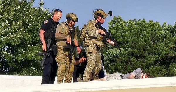 Theo thông báo của cơ quan mật vụ Mỹ FBI, kẻ ám sát ông Trump đã sửa đổi khẩu súng trường bằng cách trang bị cho nó một báng gấp, được cho là nhằm dễ cất giấu vũ khí, khi tiếp cận các đám đông có đông lực lượng an ninh.