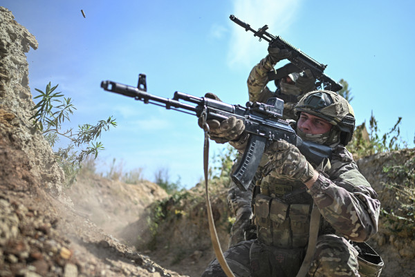 Sau khi mũi đột kích thiết lập được chỗ đứng, các mũi tiến công tiếp theo có thể bám theo và tạo thành một tuyến phòng thủ vững chắc. Chiến thuật này không chỉ làm giảm thương vong, mà còn khiến hệ thống phòng thủ của AFU hoạt động kém hiệu quả.