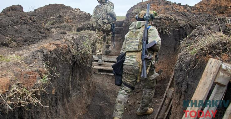 Việc bố trí lực lượng phòng ngự của AFU ở Kurakhove cũng còn nhiều bất cập, có nơi quá tập trung quân, có nơi gần như không có quân, nên với chiến thuật phân tán, các mũi đột kích của RFAF có thể dễ dàng tìm được bước đột phá, khi RFAF sử dụng chiến thuật chia thành các nhóm quân nhỏ xâm nhập qua các mắt xích yếu.