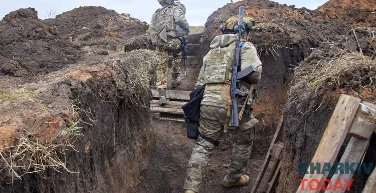 Việc bố trí lực lượng phòng ngự của AFU ở Kurakhove cũng còn nhiều bất cập, có nơi quá tập trung quân, có nơi gần như không có quân, nên với chiến thuật phân tán, các mũi đột kích của RFAF có thể dễ dàng tìm được bước đột phá, khi RFAF sử dụng chiến thuật chia thành các nhóm quân nhỏ xâm nhập qua các mắt xích yếu.