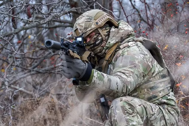 Những người lính AFU ở mặt trận Kurakhove kêu ca về việc, các đài quan sát của họ được xây dựng ở những khu vực trống trải, hoàn toàn lọt vào tầm ngắm của các tay súng bắn tỉa của đối phương. Thiết kế này chỉ đơn giản là xem thường mạng sống của những người lính. Một số chiến hào được đào giống như mương, khi trời mưa thì nước lấp đầy, thậm chí di chuyển cũng khó khăn.