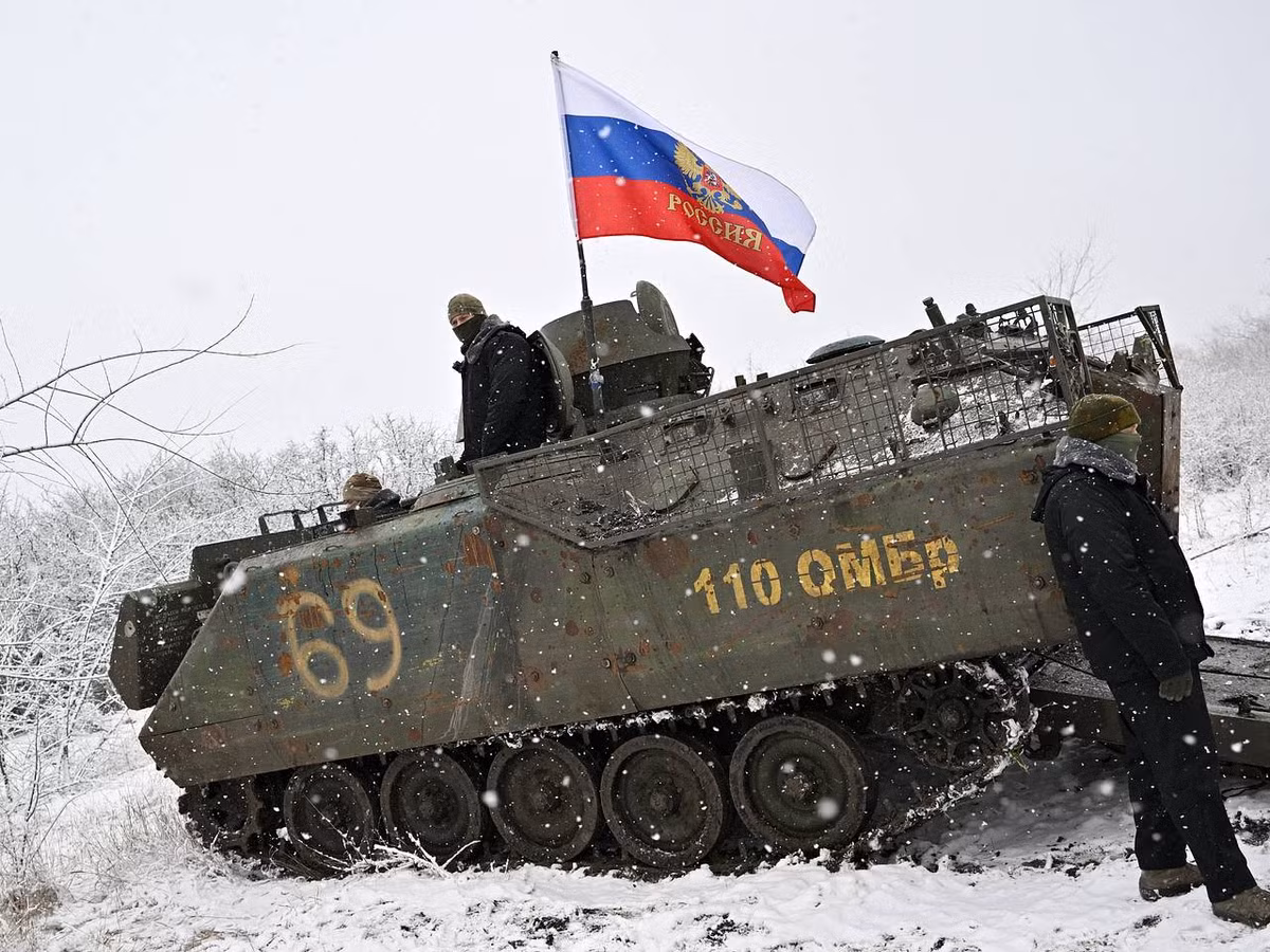 Ngoài ra, một số đường dây thông tin hữu tuyến điện, được chôn rất nông trên bề mặt và rất dễ bị phá hủy, khi bị quân Nga pháo kích; việc này dẫn đến việc thường xuyên mất liên lạc giữa phía trước và phía sau, khiến việc chỉ huy trở nên rất khó khăn. Ngoài ra còn có một số kho đạn chọn vị trí kém, quá gần tiền tuyến và có thể dễ dàng bị pháo binh Nga phá hủy. 