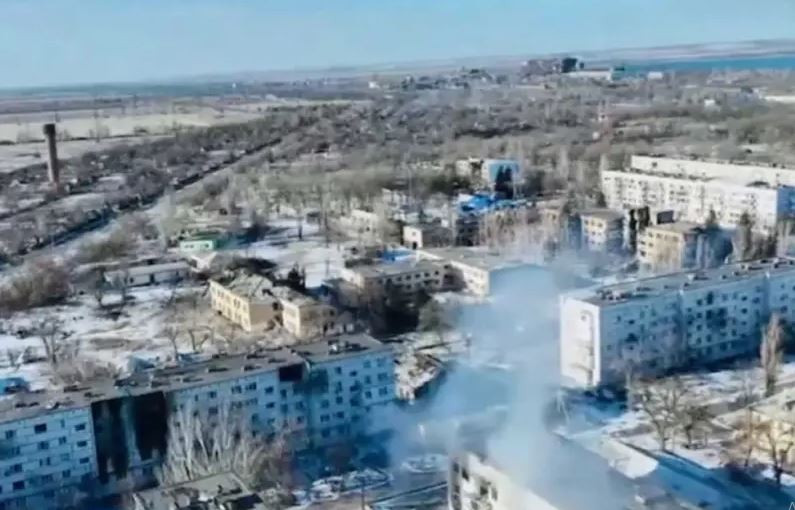 Lực lượng Không quân chiến thuật Nga đã sử dụng loại bom xuyên đất tiên tiến nhất. Loại vũ khí này được đặc trưng bởi khả năng xuyên sâu xuống lòng đất và tiếp cận các hầm ngầm. Có rất nhiều sĩ quan AFU các cấp có mặt vào thời điểm đó, nhưng sức mạnh của quả bom xuyên của Nga, đã biến hầm trú ẩn trở thành nơi chôn cất họ.