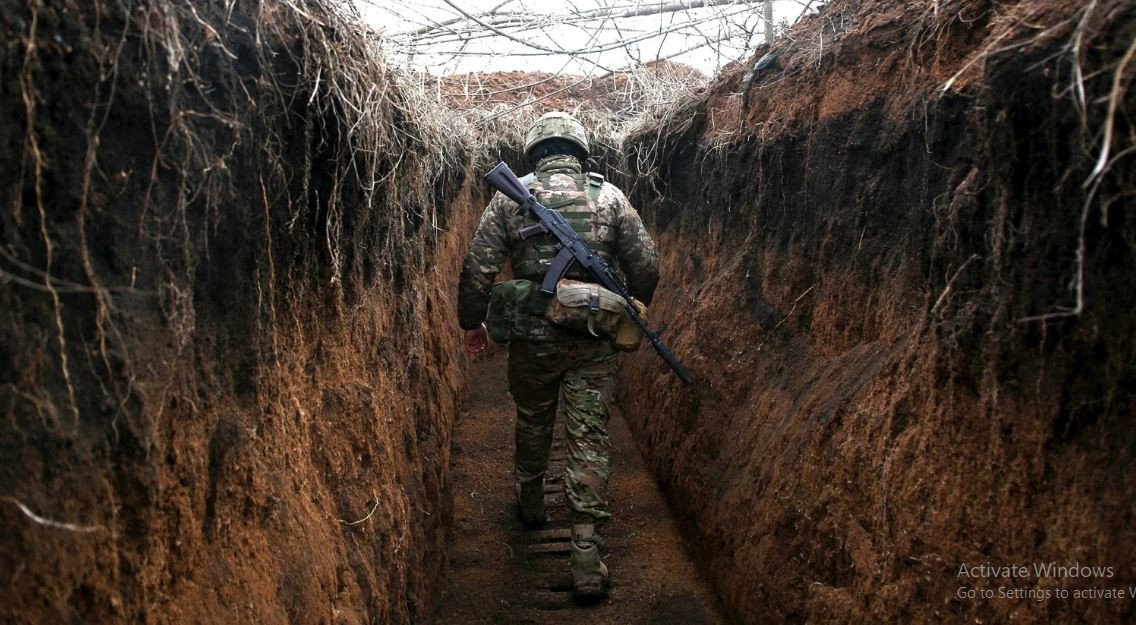 AFU đã xây dựng nhiều công sự ở đây trong những ngày đầu, tuy nhiên, có những vấn đề nghiêm trọng với việc xây dựng các công sự này. Ví dụ, một số boongke không chịu nổi hỏa lực bom hạng nặng của Nga, ngoài ra hệ thống hào chiến đấu quá nông để có thể bảo vệ an toàn trước đạn pháo RFAF. Những vấn đề này khiến hệ thống phòng thủ của AFU ở Kurakhove, hoạt động kém hiệu quả. 