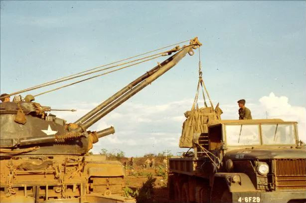 Trong Chiến tranh Việt Nam và Chiến tranh vùng Vịnh, xe công binh chiến đấu M728 và M728A1 thường được sử dụng như một loại vũ khí tấn công với sức mạnh phòng thủ tương đương với một chiếc xe tăng, nó có thể tiếp cận trực tiếp mục tiêu và tấn công các công sự bằng pháo và súng máy hạng nặng.