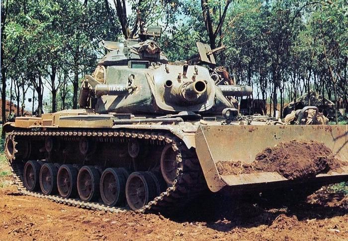 Sau năm 1982, khi Quân đội Mỹ đưa xe tăng thế hệ 3 M1A1 Abrams vào biên chế, dẫn đến dư thừa xe tăng M60. Do vậy phiên bản xe công binh chiến đấu M728A1 được cải tiến trực tiếp từ xe tăng M60A2, độ dày của giáp trước thân xe được tăng lên 109 mm. Những thay đổi như vậy đã làm tăng trọng lượng tổng thể của xe lên gần một phần tấn.
