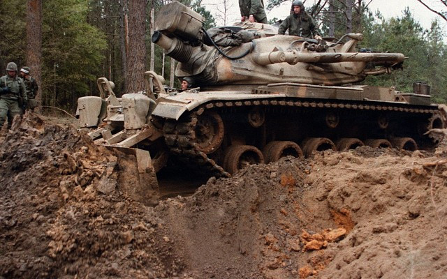 Mặc dù đầu đạn HESH được nhồi tới 18 kg thuốc nổ dẻo C4, có sức công phá rất mạnh, nhưng không phù hợp cho một phương tiện chiến đấu vì có tầm bắn hiệu quả hạn chế, chủ yếu là hỗ trợ hỏa lực khi cần thiết. Cơ số đạn pháo của xe là 30 viên.