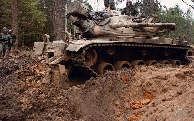 Mặc dù đầu đạn HESH được nhồi tới 18 kg thuốc nổ dẻo C4, có sức công phá rất mạnh, nhưng không phù hợp cho một phương tiện chiến đấu vì có tầm bắn hiệu quả hạn chế, chủ yếu là hỗ trợ hỏa lực khi cần thiết. Cơ số đạn pháo của xe là 30 viên.