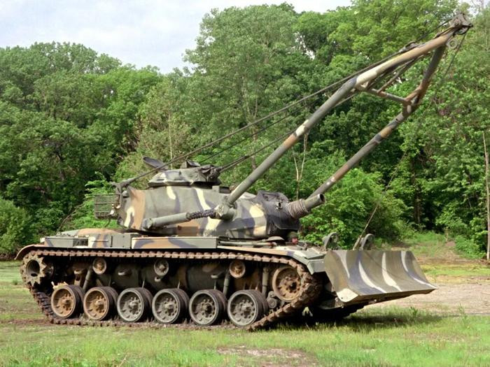 Năm 1963, Cục R&amp;D Kỹ thuật Quân đội Mỹ bắt đầu phát triển một loại xe kỹ thuật dựa trên xe tăng M60 tiên tiến nhất, vừa đưa vào biên chế chiến đấu trong Quân đội Mỹ vào thời điểm đó với tên gọi xe công binh chiến đấu M728, được đưa vào sử dụng năm 1965 và được đưa vào chiến trường Việt Nam năm 1968.