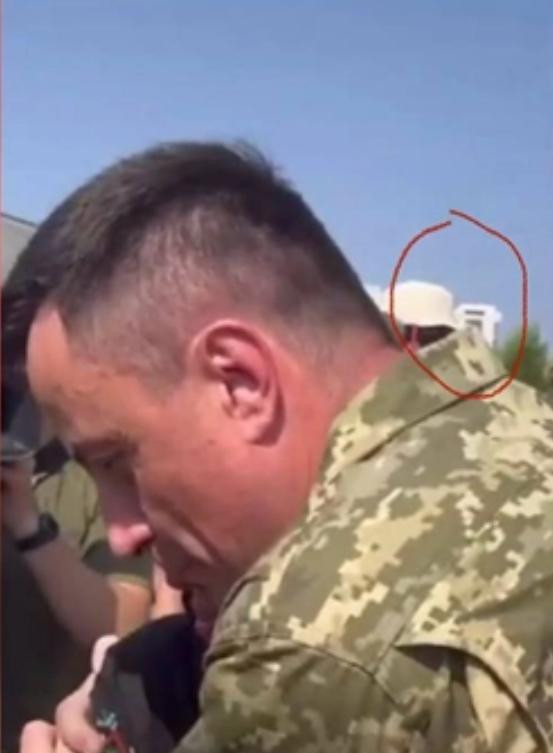 Vonning chỉ ra rằng, trong đoạn video do Không quân Ukraine công bố ngày 25/8, có cảnh Tư lệnh Oleshchuk đến thăm mẹ của Thiếu tá Pirshikov. Một tòa nhà màu trắng ở phía sau bức ảnh khiến các blogger quân sự Nga cuối cùng cũng kết luận rằng, đó là vị trí nhà chứa máy bay chiến đấu F-16. 