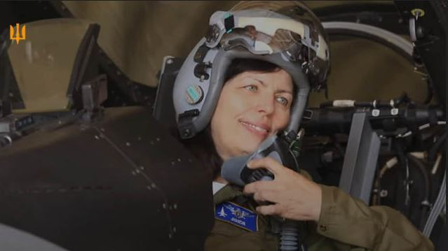 Chỉ huy Quân đội Ukraine mời mẹ ông ngồi trong buồng lái máy bay chiến đấu F-16 để tận mắt trải nghiệm môi trường chiến đấu, khi con trai bà còn sống. Tuy nhiên, tòa nhà màu trắng lóe lên trong cảnh này, tình cờ lại là ký túc xá cạnh Căn cứ Không quân Ivano-Frankivsk. 