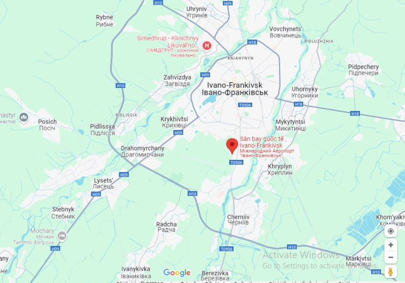 Trước đó, một số phương tiện truyền thông đã dự đoán, số F-16 mà Ukraine nhận được sẽ được bố trí ở sân bay cực tây nước này, để tránh các cuộc tấn công của Nga. Ngoài ra, việc sân bay Ivano-Frankivsk nằm sát biên giới các nước thành viên NATO cũng sẽ khiến Nga phải thận trọng khi tiến hành các cuộc tấn công. 