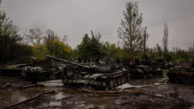 Quân đội Ukraine rõ ràng không có lợi thế về địa hình, bị pháo binh cố định của Nga ở trên cao liên tiếp “giã giò”. Thế trận uy hiếp và pháo kích vào quân Ukraine ở vùng đất thấp từ các điểm cao ở ba phía, đã bẻ gẫy mọi đợt tấn công của quân chủ lực Ukraine ở cả ba hướng. 