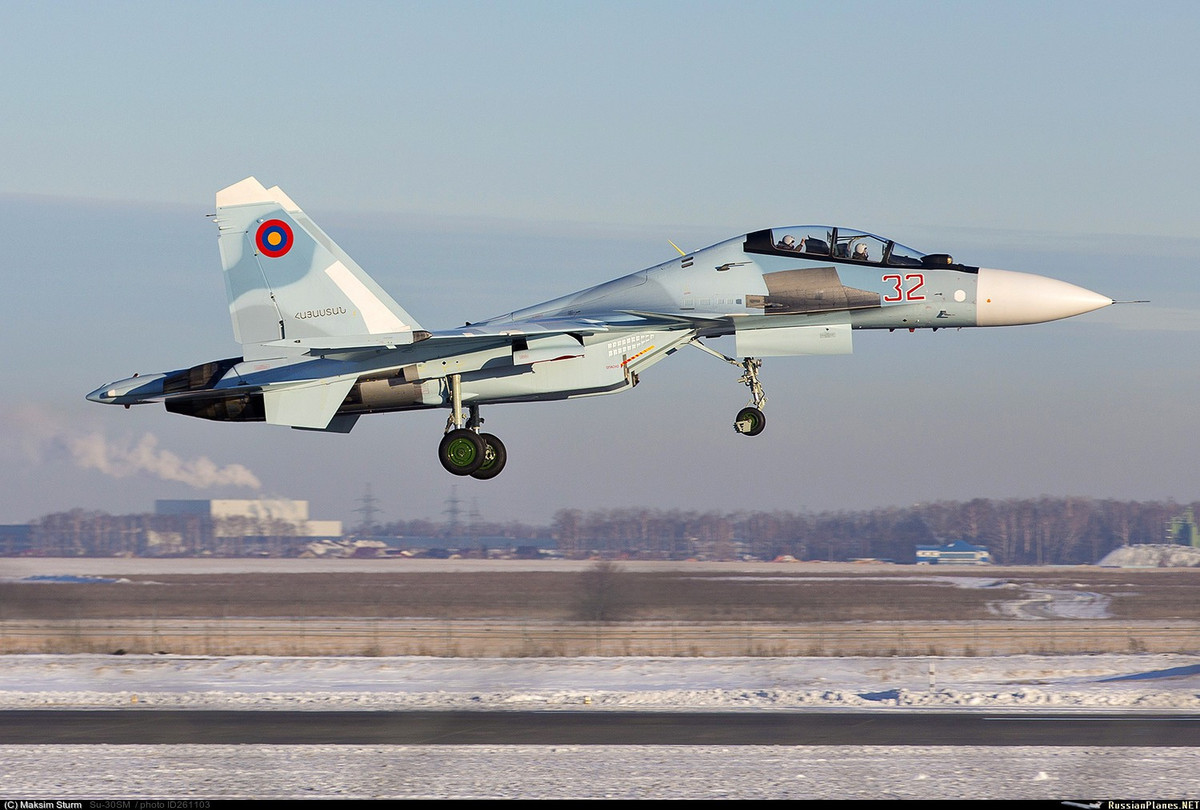 Su-30SM được cho là vừa bán vừa “kỉ niệm” mấy chiếc cho Belarus và vài chiếc cho Armenia nhưng không bán vũ khí kèm theo cho các nước này, buộc các quốc gia này phải chi tiền mua hệ thống vũ khí kèm theo.
