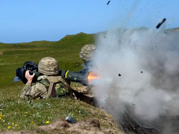 Sau khi Bộ Quốc phòng Anh chuyển giao hơn 2.000 tên lửa chống tăng hạng nhẹ NLAW cho Ukraine; tiếp theo Anh đã cử hàng chục quân nhân Anh, thuộc Lữ đoàn tác chiến đặc biệt của Lục quân tới Ukraine. Thông tin này đã được kênh truyền hình SkyNews của Anh đưa tin.