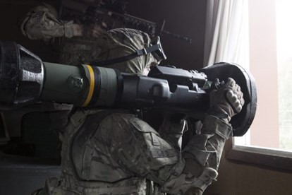 Các binh sĩ thuộc Lữ đoàn Tác chiến Đặc biệt của Lục quân đã đến Ukraine bằng máy bay vận tải quân sự; những chiếc máy bay này cũng đã vận chuyển tổng cộng khoảng 2.000 bệ phóng tên lửa chống tăng hạng nhẹ NLAW, tới Ukraine trong tuần.