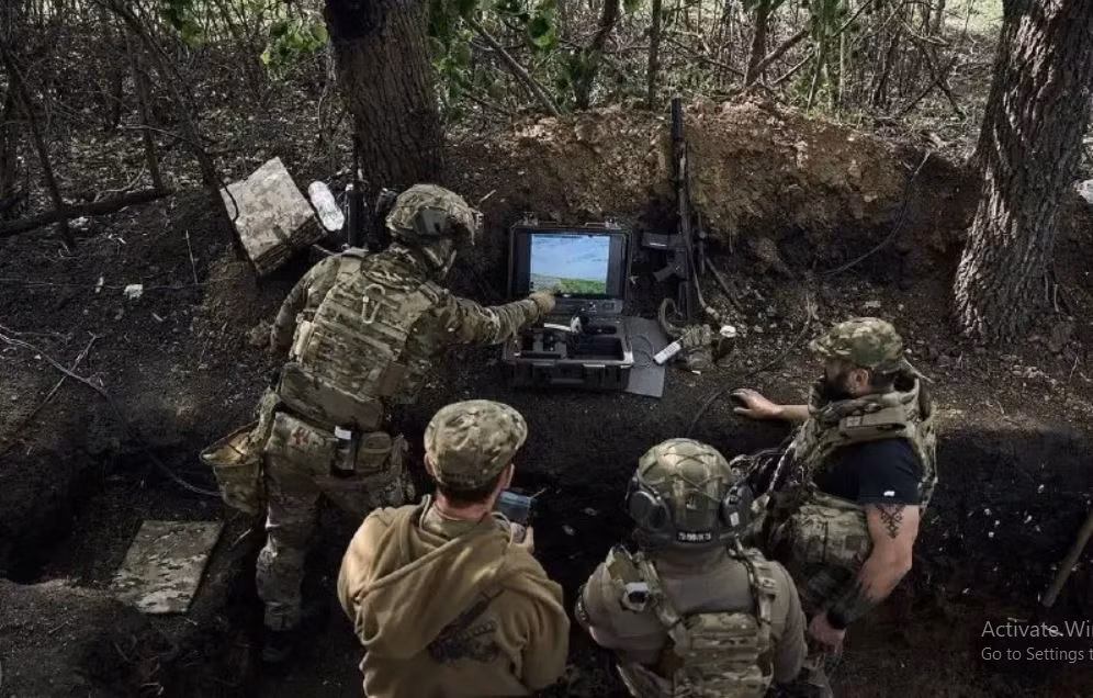  Quân đội Ukraine đang chịu tổn thất nặng nề trong việc bảo vệ Chasov Yar do Nga sử dụng bom có điều khiển. Chỉ huy tiểu đoàn của Lữ đoàn 92 của Quân đội Ukraine, Đại úy Yury Fidorenko, đã nói về điều này trong một cuộc phỏng vấn với tờ The New York Times của Mỹ.