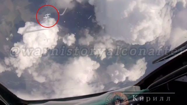 Lần đầu tiên, giới quan sát được nhìn thoáng qua loại vũ khí dẫn đường mới nhất của Nga, UMPB D-30SN, nằm dưới cánh của máy bay tiêm kích bom Su-34. Đoạn phim được kênh quân sự Kirill Fedorov trên mạng xã hội Telegram chia sẻ mới tối 25/5.