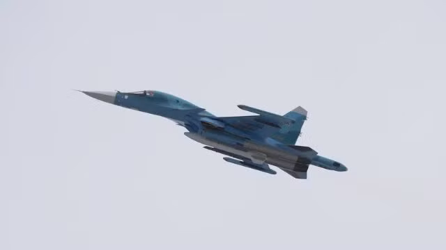 Kênh Kirill Fedorov viết: “Máy bay ném bom Su-34 yêu quý của chúng tôi được trìu mến gọi là ‘thú mỏ vịt’, được nhìn thấy đang sử dụng bom có điều khiển UMPB D-30SN, để tấn công vào các vị trí của Ukraine ở Kharkov”. 