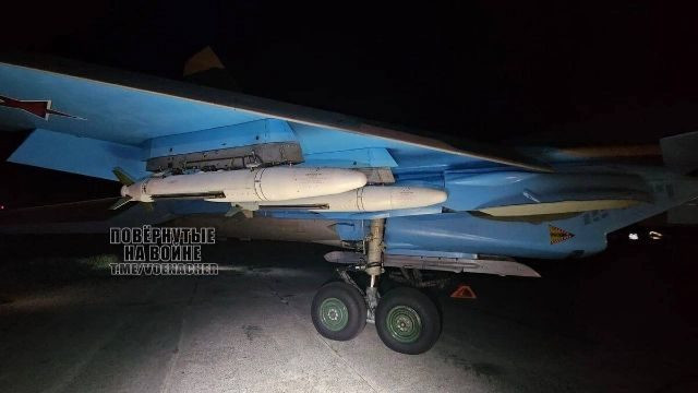 Trong thời gian gần đây, các nhà phân tích quốc phòng và blogger quân sự người Nga đã chú ý đến một sự phát triển mới tiềm năng trong kho vũ khí quân sự của Moscow, cụ thể là đạn bom lượn hạng nhẹ D-30SN. Suy đoán này nảy sinh sau khi một bức ảnh xuất hiện trên mạng xã hội Telegram, cho thấy một máy bay tiêm kích bom Su-34HBO cải tiến, mang theo hai quả bom này dưới một bên cánh.