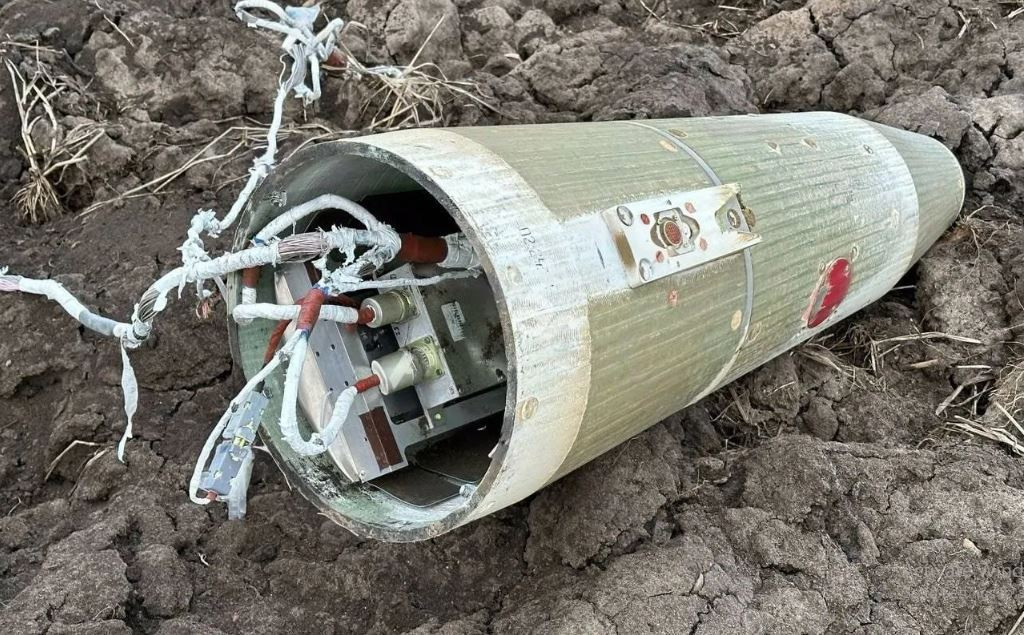 Bom D-30SN có một điểm khác biệt quan trọng khác, đó là được trang bị các hệ thống phụ trợ, như các mô-đun dẫn đường bổ sung hoặc hệ thống liên kết dữ liệu, để cập nhật dẫn đường theo thời gian thực, giúp tăng cường tính linh hoạt trong hoạt động của nó. Đặc biệt là nó được trang bị một động cơ phụ trợ, giúp tăng thêm tầm bay, biến nó thành một tên lửa hành trình theo đúng nghĩa.