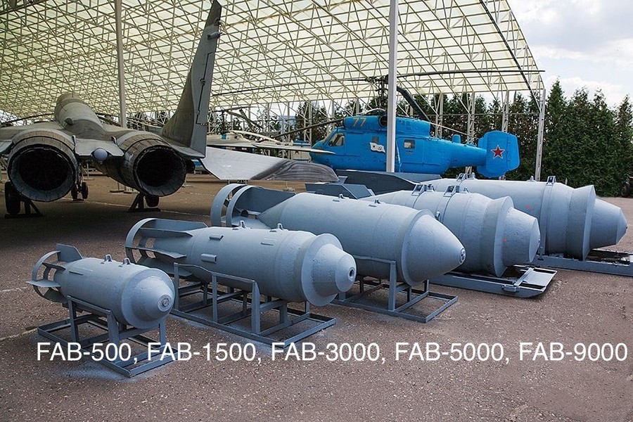 Bom FAB có thiết kế đơn giản, độ chính xác dựa vào kỹ năng thả bom của phi công và độ cao của máy bay thả bom, thông qua các máy ngắm bom đơn giản; chúng không có cảm biến hoặc hệ thống dẫn đường, nên người ta còn gọi là “bom ngu”.