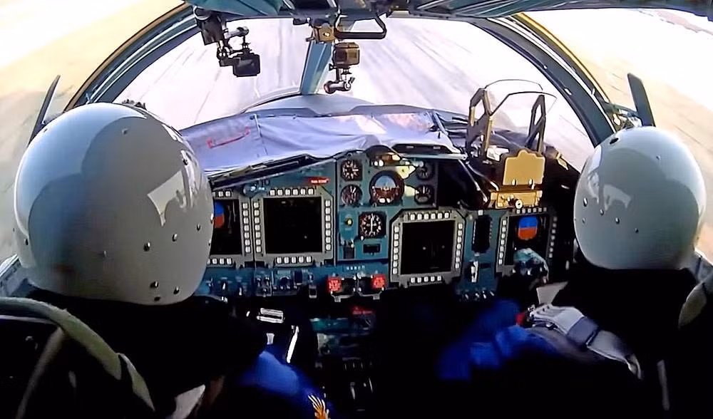 Ngoài ra, hệ thống liên lạc của máy bay Su-34HBO đã được nâng cấp, đảm bảo phối hợp tốt hơn với cả các đơn vị trên mặt đất và trên không. Su-34 HBO cũng được nâng cấp các phần mềm mới, giúp cải thiện độ chính xác và hiệu quả hơn trong nhiều tình huống chiến đấu, giúp Su-34HBO có thể thả cả bom thường và bom dẫn đường một cách hiệu quả.