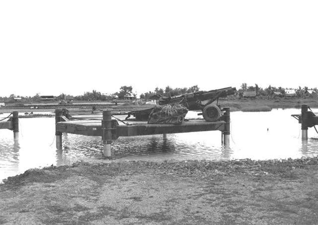 Quân đội Mỹ đã sử dụng bệ bắn pháo có giá đỡ dạng ống lồng và vận chuyển đến một vị trí nhất định dọc sông để lắp đặt. Loại thiết bị này tuy tốt nhưng lắp đặt rất phức tạp và không thể dễ dàng chuyển đi một khi đã lắp đặt.