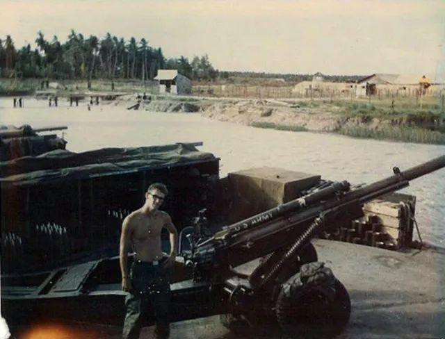 Tuy nhiên, do pháo 105mm thường không bố trí ở vị trí tiền tuyến, nên không có vũ khí tự vệ cố định trên tháp pháo nổi. Khi cần, có thể sử dụng vũ khí nhỏ để tự vệ.