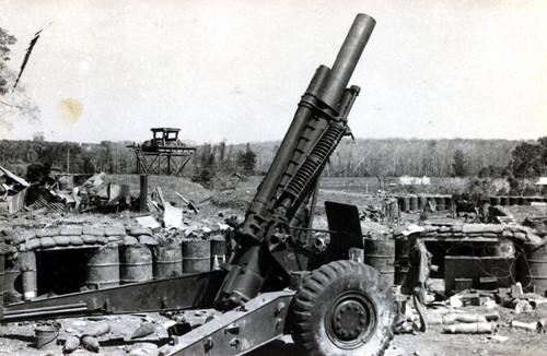 Khi thiết bị trận địa pháo xuống khu vực đất mềm, sẽ không chịu được vài phát đạn khi bắn, làm pháo lún sâu xuống đất. Ngoài ra đạn pháo vận chuyển bằng xe tải cũng bị ảnh hưởng, do điều kiện đường sá xuống cấp, hạn chế hiệu quả vận chuyển đạn.